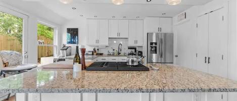 Een koelkast, een magnetron, een oven, een kookplaat