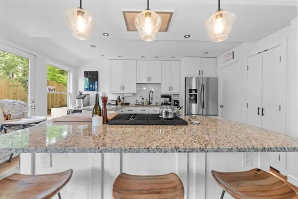 Fridge, microwave, oven, stovetop - Atlanta Retreat near Midtown / Piedmont Park, Morningside Atlanta Retreat (Atlanta)