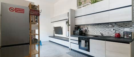 Micro-ondes, four, plaque de cuisson, distributeur de glaçons