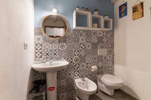 Douche, sèche-cheveux, bidet, serviettes fournies