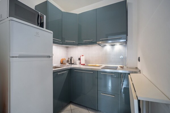 Fridge, microwave, stovetop