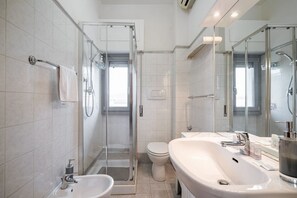 Dusche, Haartrockner, Bidet, Handtücher
