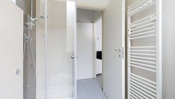 Dusche, Haartrockner, Bidet, Handtücher