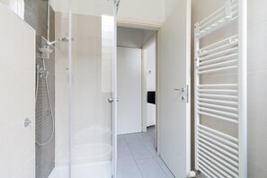 Shower, hair dryer, bidet, towels