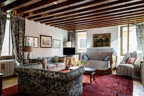 Living area - GuestHost - Large apartment with an ancient and romantic flavor of 198 sqm, ideal for 5 people, located on three floors of a renovated period building from 1990 with a lift (stairs to access it). The accommodation is located in the historic center and en (Verona)
