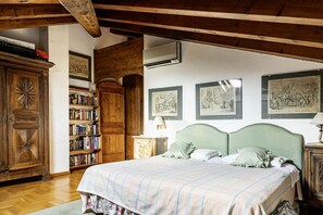2 bedrooms, iron/ironing board, WiFi - GuestHost - Large apartment with an ancient and romantic flavor of 198 sqm, ideal for 5 people, located on three floors of a renovated period building from 1990 with a lift (stairs to access it). The accommodation is located in the historic center and en (Verona)