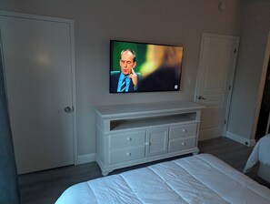 1 bedroom, iron/ironing board, WiFi, bed sheets -  hotel suite with WiFi, fitness room in brilliant Orlando (Orlando)