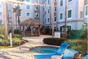 Outdoor spa tub - hotel suite with WiFi, fitness room in brilliant Orlando (Orlando)