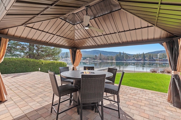 Outdoor dining - River's Edge Oasis, private dock, 2 kitchens, pool table, dog friendly! (Post Falls)