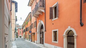 A narrow cobblestone street lined with buildings featuring arched doorways and balconies. - GuestHost - Charming apartment of about 50 square meters, perfect for two people, located on the first floor of a building with a lift (NOT suitable for disabled people).The property is located in the heart of the historic center of Verona, a few steps f (Verona)
