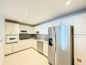 Réfrigérateur, four à micro-ondes, un four, surface de cuisson