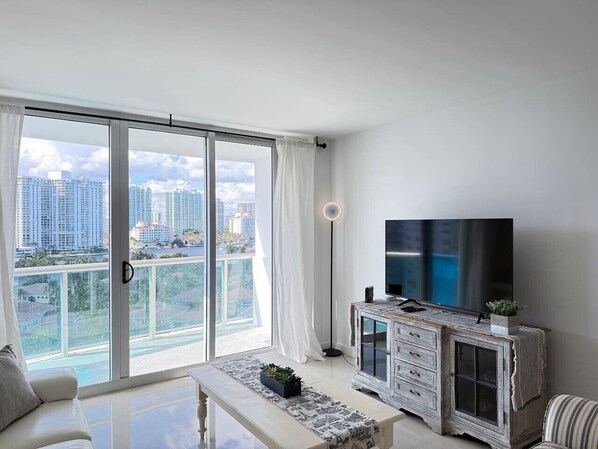 Smart TV, offices - 1 New Listing Promo! 4 min to beach +free parking (Sunny Isles Beach)