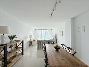 Interior - 1 New Listing Promo! 4 min to beach +free parking (Sunny Isles Beach)