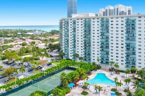 Exterior - 1 New Listing Promo! 4 min to beach +free parking (Sunny Isles Beach)