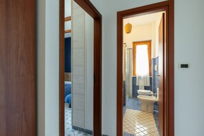 2 bedrooms, iron/ironing board, WiFi, bed sheets - GuestHost - Spacious and cosy flat of 50 square metres, which can accommodate up to 5 people, on the 1st floor of a house (WITHOUT LIFT with steps to access it).The property is located on the Lungomare Cristoforo Colombo promenade, where you can enjoy a  (Trani)