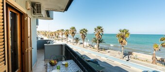 GuestHost - Spacious and cosy flat of 50 square metres, which can accommodate up to 5 people, on the 1st floor of a house (WITHOUT LIFT with steps to access it).The property is located on the Lungomare Cristoforo Colombo promenade, where you can enjoy a
