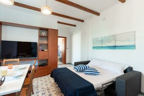 2 bedrooms, iron/ironing board, WiFi, bed sheets - GuestHost - Spacious and cosy flat of 50 square metres, which can accommodate up to 5 people, on the 1st floor of a house (WITHOUT LIFT with steps to access it).The property is located on the Lungomare Cristoforo Colombo promenade, where you can enjoy a  (Trani)