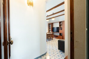 Interior - GuestHost - Spacious and cosy flat of 50 square metres, which can accommodate up to 5 people, on the 1st floor of a house (WITHOUT LIFT with steps to access it).The property is located on the Lungomare Cristoforo Colombo promenade, where you can enjoy a  (Trani)