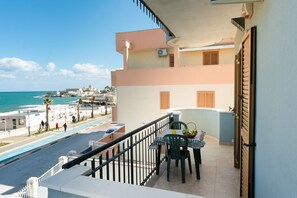 Outdoor dining - Spacious and cosy flat of 50 square metres, which can accommodate up to 5 people, on the 1st floor of a house (WITHOUT LIFT with steps to access it).The property is located on the Lungomare Cristoforo Colombo promenade, where you can enjoy a wonderful wa (Trani)