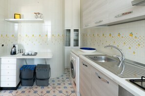 Fridge, oven, stovetop, coffee/tea maker - GuestHost - Spacious and cosy flat of 50 square metres, which can accommodate up to 5 people, on the 1st floor of a house (WITHOUT LIFT with steps to access it).The property is located on the Lungomare Cristoforo Colombo promenade, where you can enjoy a  (Trani)