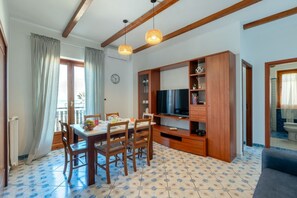 Dining - GuestHost - Spacious and cosy flat of 50 square metres, which can accommodate up to 5 people, on the 1st floor of a house (WITHOUT LIFT with steps to access it).The property is located on the Lungomare Cristoforo Colombo promenade, where you can enjoy a  (Trani)