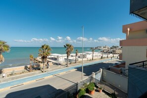 Property grounds - GuestHost - Spacious and cosy flat of 50 square metres, which can accommodate up to 5 people, on the 1st floor of a house (WITHOUT LIFT with steps to access it).The property is located on the Lungomare Cristoforo Colombo promenade, where you can enjoy a  (Trani)
