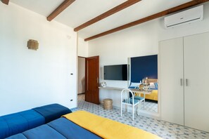 2 bedrooms, iron/ironing board, WiFi, bed sheets - GuestHost - Spacious and cosy flat of 50 square metres, which can accommodate up to 5 people, on the 1st floor of a house (WITHOUT LIFT with steps to access it).The property is located on the Lungomare Cristoforo Colombo promenade, where you can enjoy a  (Trani)