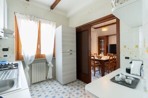 Fridge, oven, stovetop, coffee/tea maker