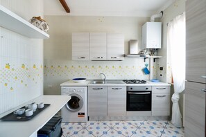 Fridge, oven, stovetop, coffee/tea maker