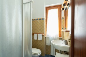 Shower, hair dryer, bidet, towels - GuestHost - Spacious and cosy 40 sqm flat, sleeping up to 4 people, on the 1st floor of a house (WITHOUT LIFT with steps to access it).The property is located on the Lungomare Cristoforo Colombo promenade, where you can enjoy a wonderful walk to the Port (Trani)