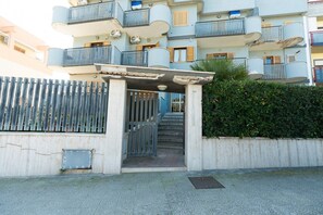 Exterior - Spacious and cosy 40 sqm flat, sleeping up to 4 people, on the 1st floor of a house (WITHOUT LIFT with steps to access it).The property is located on the Lungomare Cristoforo Colombo promenade, where you can enjoy a wonderful walk to the Port and reach t (Trani)