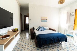 1 bedroom, iron/ironing board, WiFi, bed sheets - Spacious and cosy 40 sqm flat, sleeping up to 4 people, on the 1st floor of a house (WITHOUT LIFT with steps to access it).The property is located on the Lungomare Cristoforo Colombo promenade, where you can enjoy a wonderful walk to the Port and reach t (Trani)