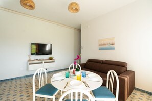 Dining - GuestHost - Spacious and cosy 40 sqm flat, sleeping up to 4 people, on the 1st floor of a house (WITHOUT LIFT with steps to access it).The property is located on the Lungomare Cristoforo Colombo promenade, where you can enjoy a wonderful walk to the Port (Trani)