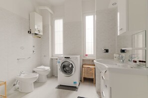 Séchoir à cheveux, bidet, serviettes fournies, papier de toilette