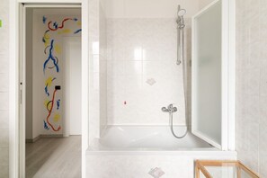 Een haardroger, een bidet, handdoeken, toiletpapier