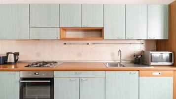 Kühlschrank, Mikrowelle, Ofen, Herdplatte