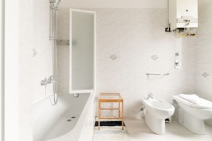 Haartrockner, Bidet, Handtücher, Toilettenpapier