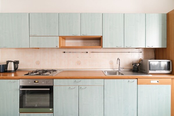 Fridge, microwave, oven, stovetop