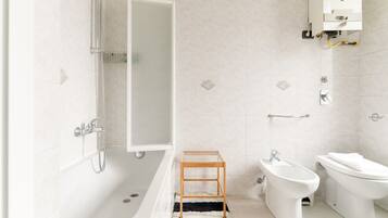 Haartrockner, Bidet, Handtücher, Toilettenpapier