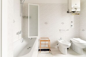 Hair dryer, bidet, towels, toilet paper - GuestHost - Gelsomini Apartment Milano (Milano)