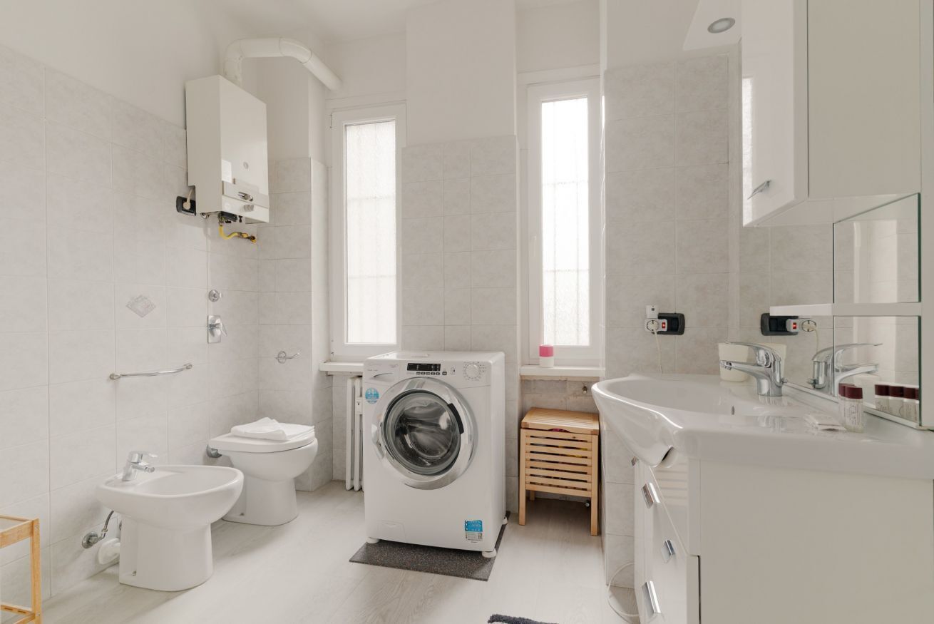 Haartrockner, Bidet, Handtücher, Toilettenpapier