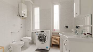 Haartrockner, Bidet, Handtücher, Toilettenpapier