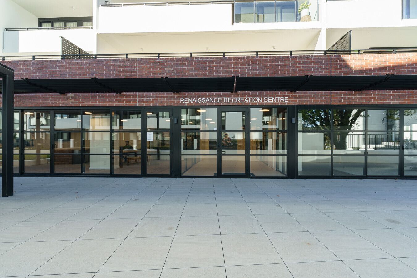 Een modern gebouw met een bord waarop staat: RENAISSANCE RECREATIECENTRUM.