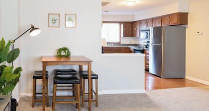 Peaceful Getaway-Minutes to Downtown, Hospital & Universities