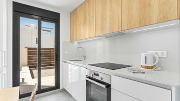 Réfrigérateur, micro-ondes, cafetiÚre/bouilloire