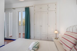 3 bedrooms, iron/ironing board, free WiFi, bed sheets - Villa 'Camaleón' with Shared Pool, Wi-Fi and Air Conditioning (Chiclana de la Frontera)