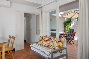 TV, ping pong - Villa 'Camaleón' with Shared Pool, Wi-Fi and Air Conditioning (Chiclana de la Frontera)