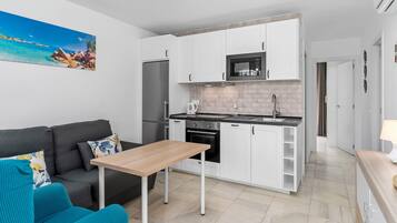 Frigorifero, piano cottura, macchina per tè/caffè, bollitore elettrico