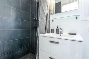 Shower, towels - Evasion Maritime Apartment with Sea View, Wi-Fi and Air Conditioning (Frejus)