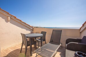 Outdoor dining - Evasion Maritime Apartment with Sea View, Wi-Fi and Air Conditioning (Frejus)